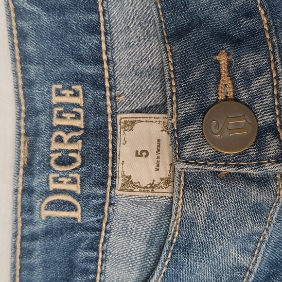 Decree Denim Shorts - Picture 4 of 8